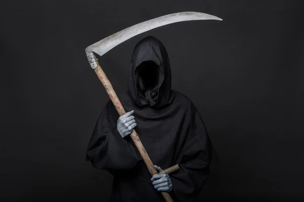 Ceifador da morte sobre fundo preto. Halloween. — Fotografia de Stock