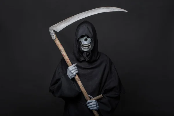 Dood met scythe staan in het donker. Halloween — Stockfoto