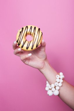 Kadın el tutun renkli tatlı