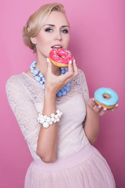 Schöne blonde Frauen schmecken buntes Dessert. Modenschau. weiche Farben — Stockfoto