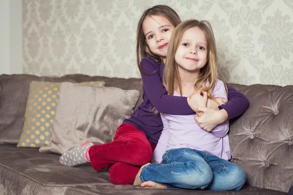 Porträtt av två söta systrar hemma. Familj — Stockfoto