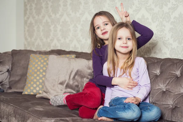 İki sevimli kız kardeş evde portresi. Aile — Stok fotoğraf