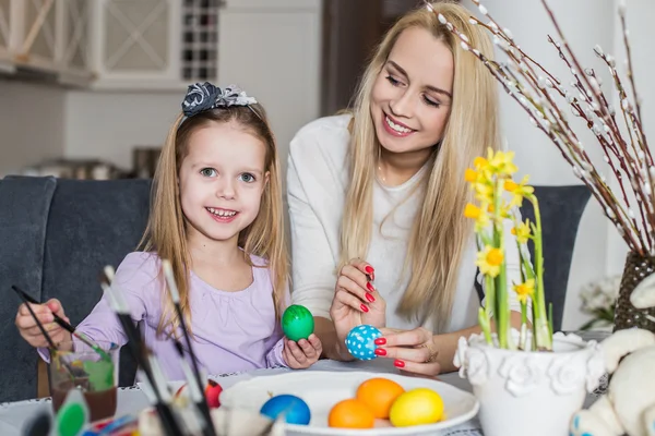 Girl with her mother learning to paint Easter eggs — Stock Photo, Image