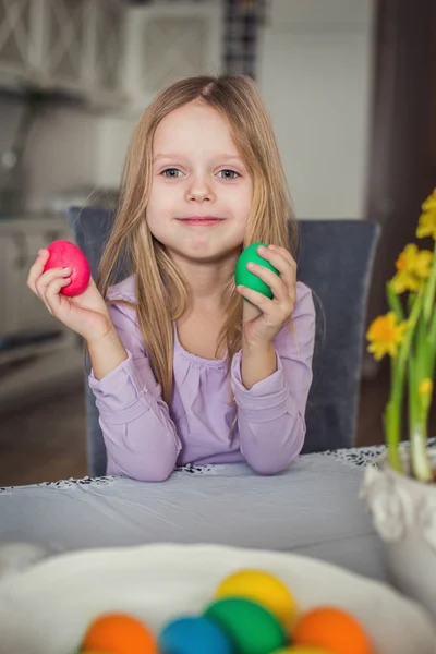 Belle petite fille avec des œufs de Pâques — Photo