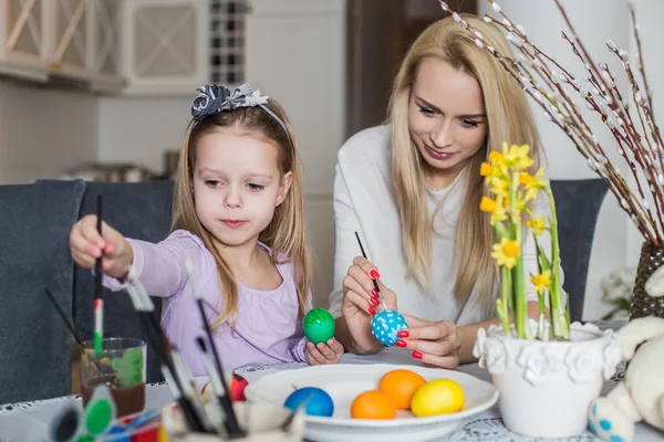 Madre e figlia pittura uova di Pasqua in casa — Foto Stock