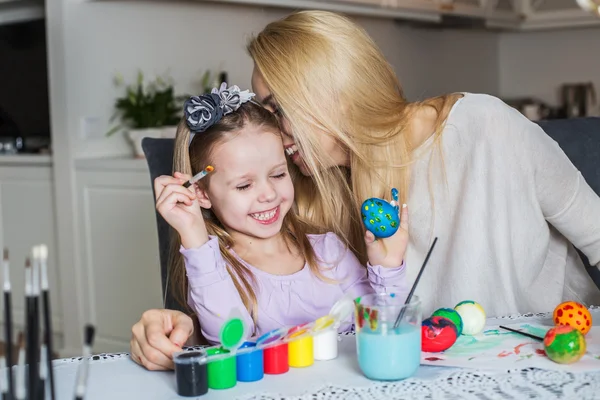 Loving mother and her daughter painting easter eggs — Stock Photo, Image
