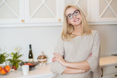 Genç ve güzel bir kadın.