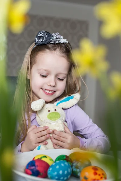 Enfant mignon souriant avec des œufs de Pâques et lapin en peluche. Pâques — Photo