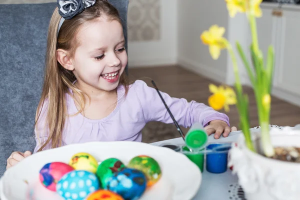 Souriant petite fille coloriage Pâques oeufs — Photo