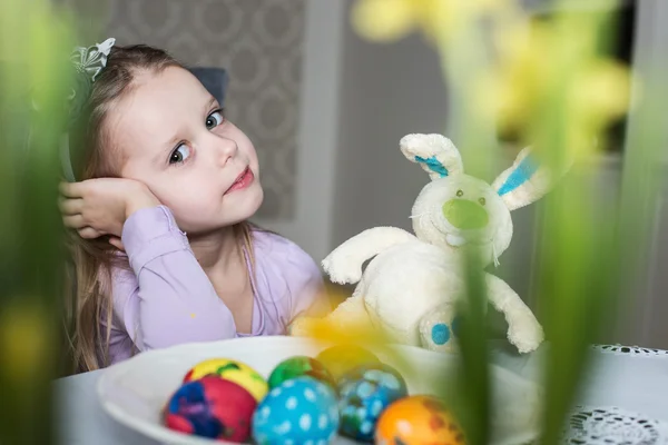Smiling cute kid with easter eggs and plush bunny. Easter — Stock Photo, Image