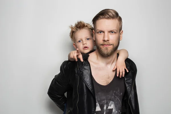 Portrait de jeune beau père souriant jouant avec son petit fils mignon. Fête des pères — Photo