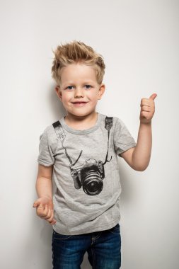 mutlu neşeli güzel bir çocuk portresi