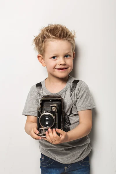 Ung fotograf. Liten pojke hålla vintage kamera — Stockfoto