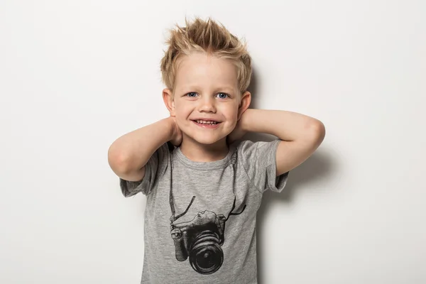 Retrato de niño lindo posando — Foto de Stock