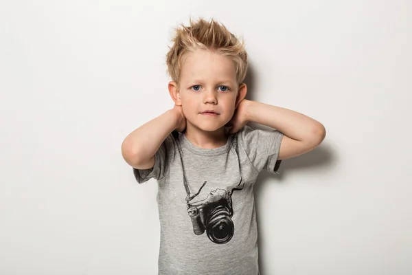 Camiseta con cámara en un chico lindo — Foto de Stock