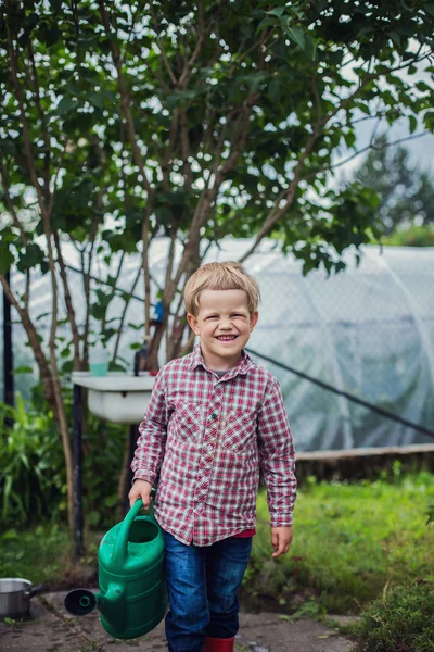 Bellissimo ragazzo che fa giardinaggio. Giardino. Ortaggi — Foto Stock