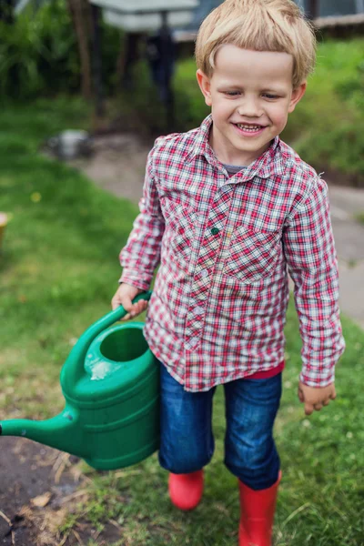 Bellissimo ragazzo che fa giardinaggio. Giardino. Ortaggi — Foto Stock