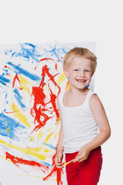 Bella pittura ragazzo con pennello su tela. Educazione. Creatività. Studio ritratto su sfondo bianco — Foto Stock