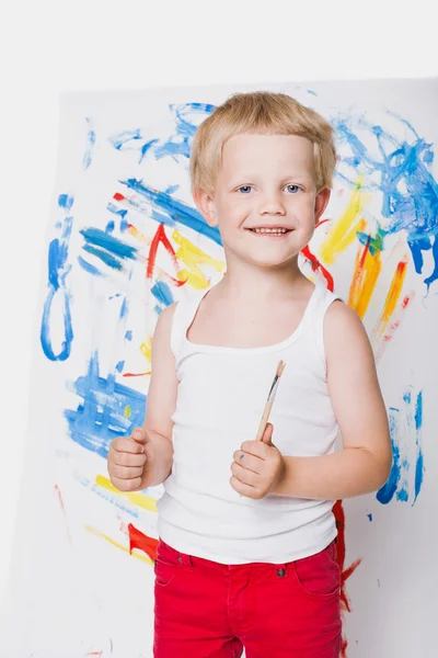 Bella pittura ragazzo con pennello su tela. Educazione. Creatività. Studio ritratto su sfondo bianco — Foto Stock