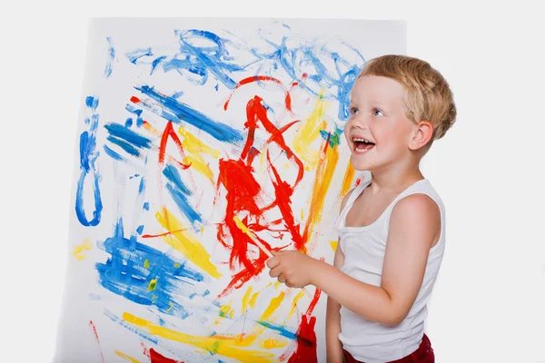 Petite peinture d'enfant avec tableau au pinceau sur chevalet. L'éducation. Créativité. Portrait studio sur fond blanc — Photo