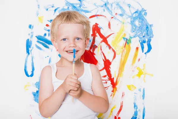 Artiste préscolaire garçon peinture pinceau aquarelle sur un chevalet. L'école. L'éducation. Créativité. Portrait studio sur fond blanc — Photo