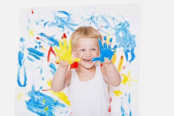 Porträt eines kleinen chaotischen Kindermalers. Schule. Vorschule. Bildung. Kreativität. Studioporträt auf weißem Hintergrund — Stockfoto