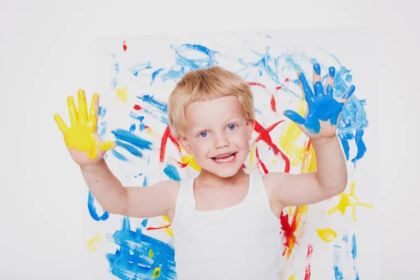 Retrato de un pintor de niños desordenado. En la escuela. Preescolar. Educación. Creatividad. Estudio retrato sobre fondo blanco —  Fotos de Stock