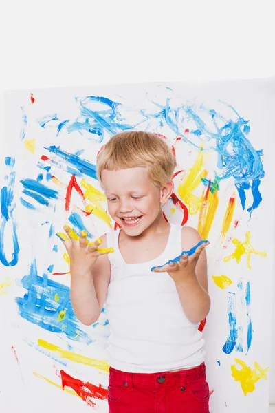 Kleine jongen trekt heldere kleuren. School. Preschool. Onderwijs. Creativiteit. Studio portret op witte achtergrond — Stockfoto