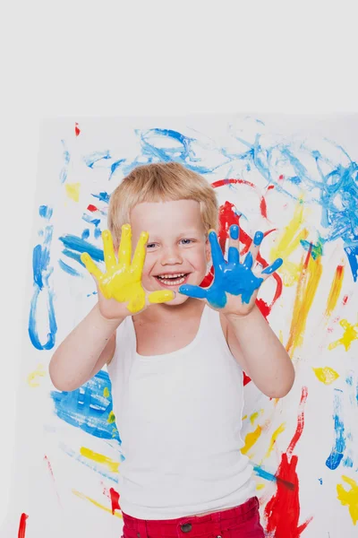 Liten unge ritar ljusa färger. Skolan. Förskola. Utbildning. Kreativitet. Studio porträtt över vit bakgrund — Stockfoto