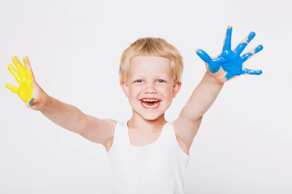 Jongen met handen geschilderd in kleurrijke verf klaar om hand te maken wordt afgedrukt. School. Preschool. Onderwijs. Creativiteit. Studio portret op witte achtergrond — Stockfoto