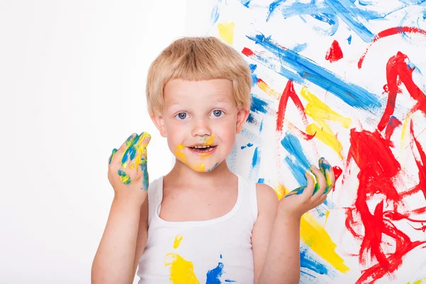 Le petit enfant dessine des couleurs vives. L'école. Pré-maternelle. L'éducation. Créativité. Portrait studio sur fond blanc — Photo