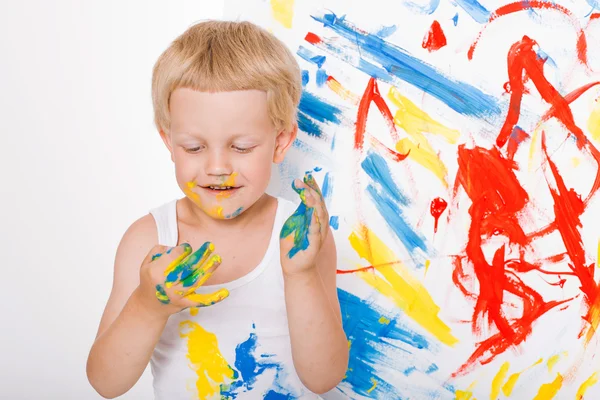 Porträt eines kleinen chaotischen Kindermalers. Schule. Vorschule. Bildung. Kreativität. Studioporträt auf weißem Hintergrund — Stockfoto