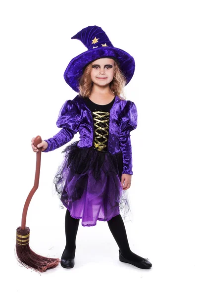 Schattig klein blond meisje dragen een kostuum van de heks glimlachen op de camera. Halloween. Fee. Verhaal. Studio portret geïsoleerd op witte achtergrond — Stockfoto