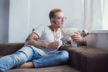 Kavram: İnsan ve Pet Oriental stenografi arasındaki dostluk. Hayvan. Kedi