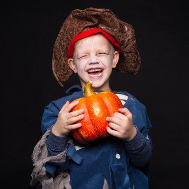 Küçük çocuk bir korsan kostüm siyah bir zemin üzerine Cadılar Bayramı için. Stüdyo portre