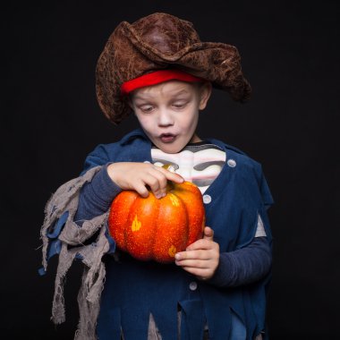 Küçük çocuk bir korsan kostüm siyah bir zemin üzerine Cadılar Bayramı için. Stüdyo portre