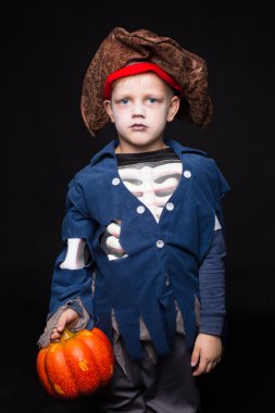 Küçük çocuk bir korsan kostüm siyah bir zemin üzerine Cadılar Bayramı için. Stüdyo portre
