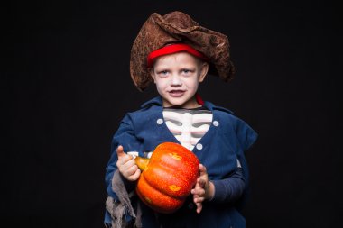 Küçük çocuk giyen korsan kostüm. Cadılar Bayramı. Stüdyo portre siyah arka plan üzerinde