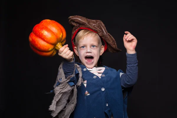 Küçük çocuk halloween kostüm korsan kabak ile siyah arka plan üzerinde poz. Stüdyo portre — Stok fotoğraf