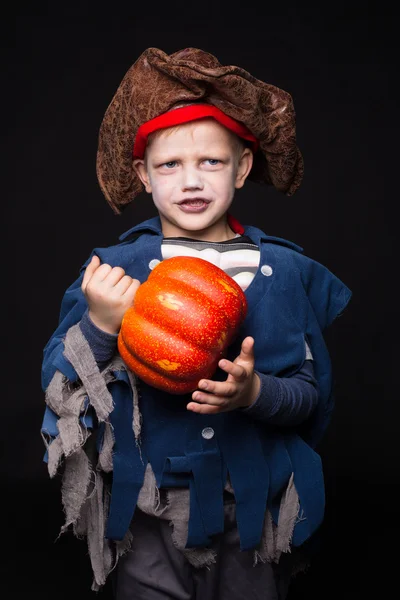 Petit garçon en costume de pirate. Halloween. Portrait studio sur fond noir — Photo