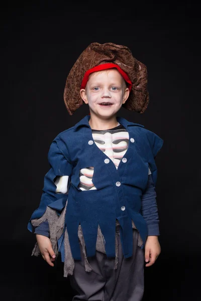 Petit garçon en costume de pirate. Halloween. Portrait studio sur fond noir — Photo