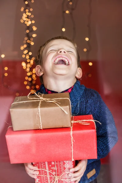 Portret szczęśliwy małego chłopca gospodarstwa nowy prezent. Boże Narodzenie. Urodziny — Zdjęcie stockowe