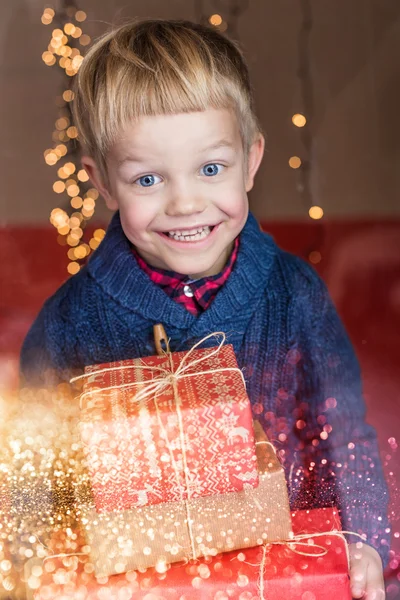 新しいプレゼントを持って幸せな小さな男の子の肖像画。クリスマス。誕生日 — ストック写真