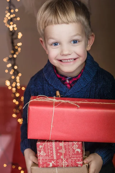 Hediye kutuları ile sevimli çocuk portresi. Noel. Doğum günü — Stok fotoğraf