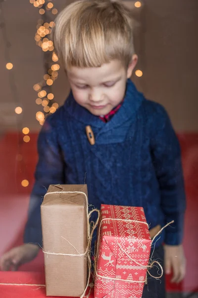 Retrato de niño adorable con cajas de regalo. Navidad. Cumpleaños. — Foto de Stock