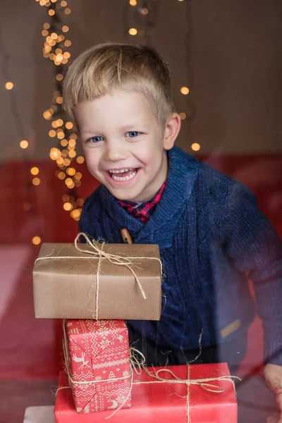 Joyeux jeune garçon blond avec boîte cadeau. Noël. Anniversaire — Photo