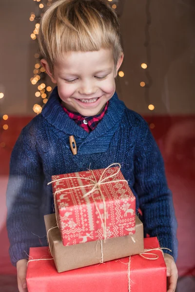 Glad ung Blond pojke med presentask. Christmas. Födelsedag — Stockfoto