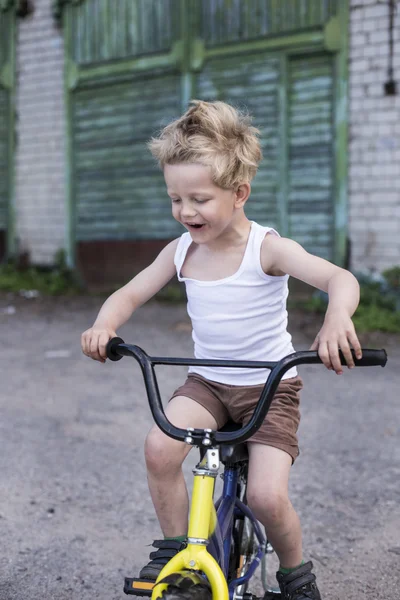 アスファルトの道路で自転車に乗って子供。子供の頃。スポーツ。サイクリング — ストック写真