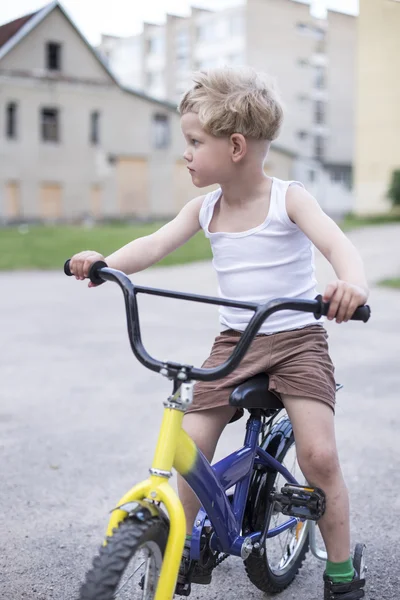 アスファルトの道路で自転車に乗って子供。子供の頃。スポーツ。サイクリング — ストック写真