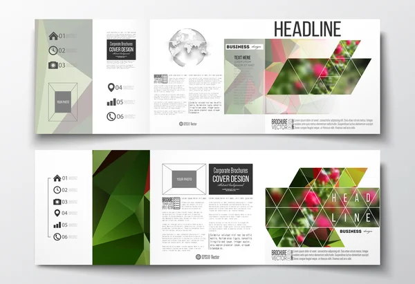 Set van Tri-Fold brochures, vierkante ontwerpsjablonen. Kleurrijke veelhoekige florale achtergrond, wazig beeld, rode bloemen op groene, moderne driehoekige textuur — Stockvector